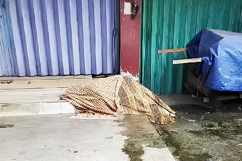 Pengamen Terbujur Kaku di Depan Toko